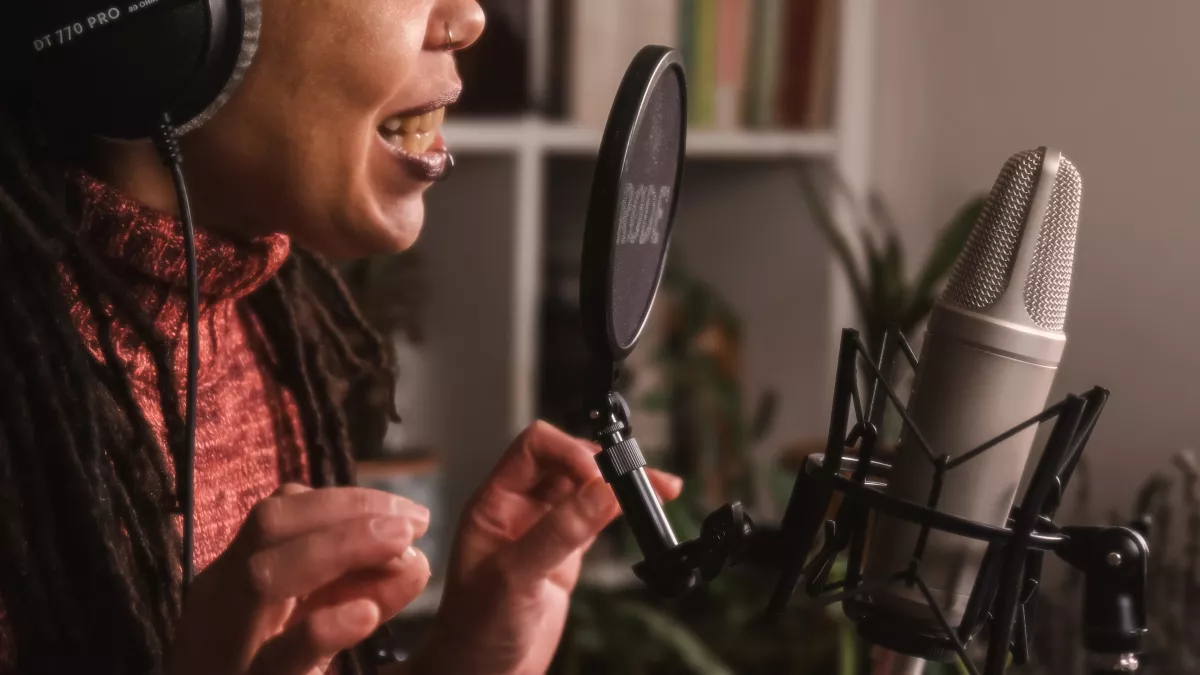 Nadège Saint-Aimé, voix off professionnelle en Bretagne