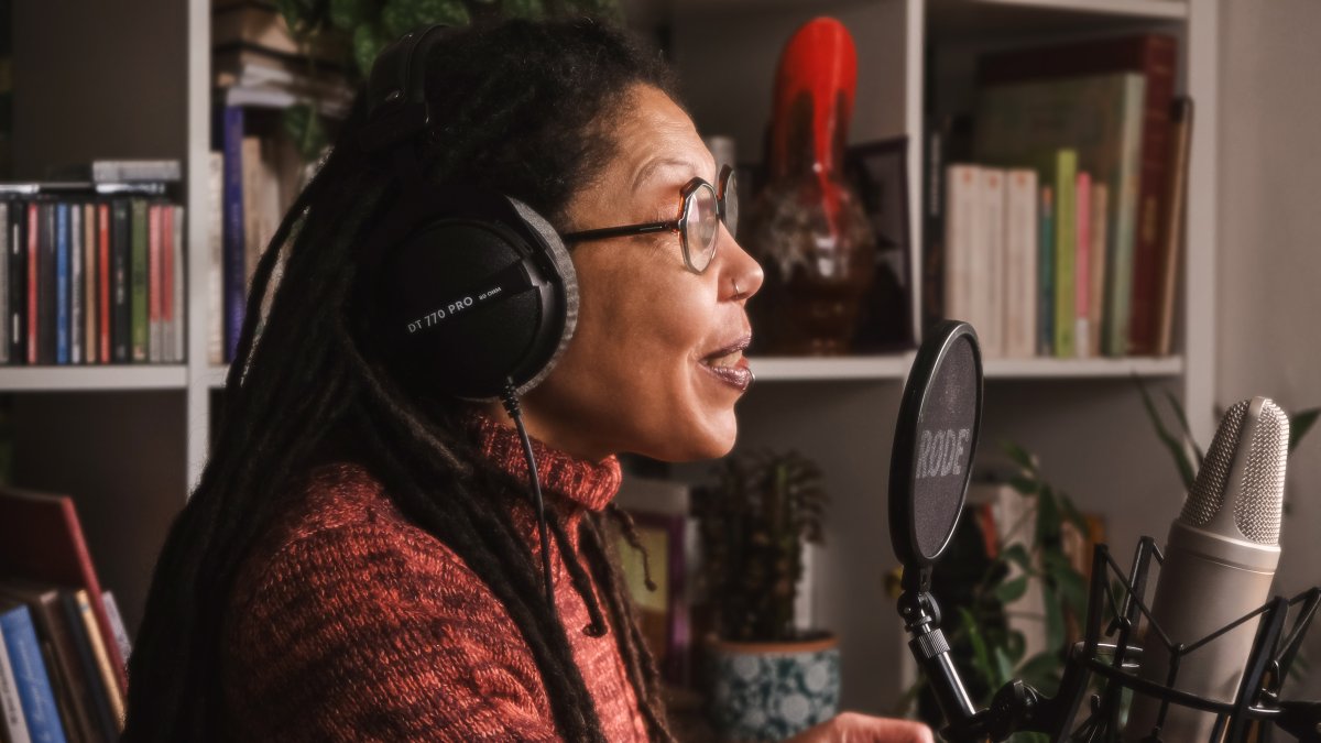 Voix off féminine professionnelle